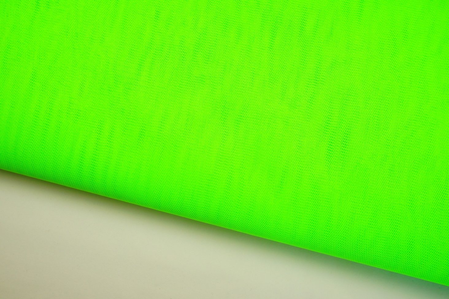 Tiul w kolorze "Fluorescent Green"