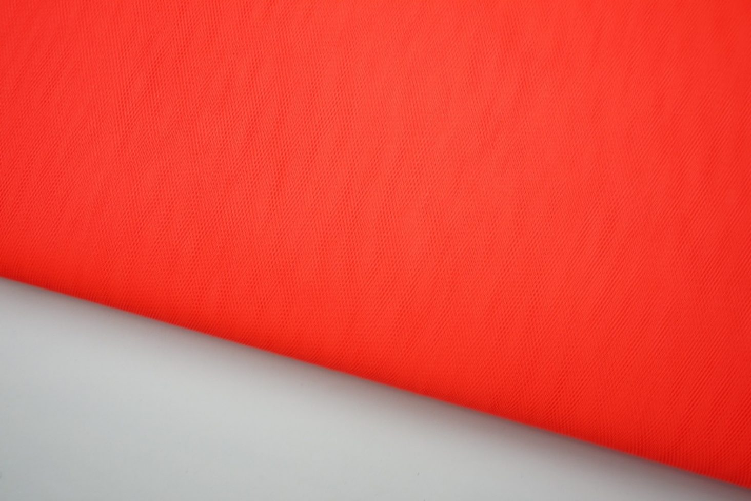 Tiul w kolorze "Fluorescent Tangerine"