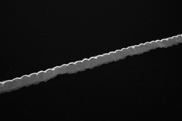 Taśma organtynowa haftowana - kolor biały, szerokość 1 cm