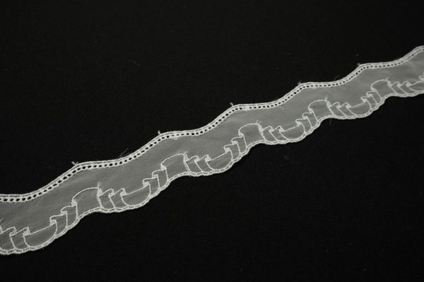 Taśma organtynowa haftowana - szerokość 3 cm, kolor biały