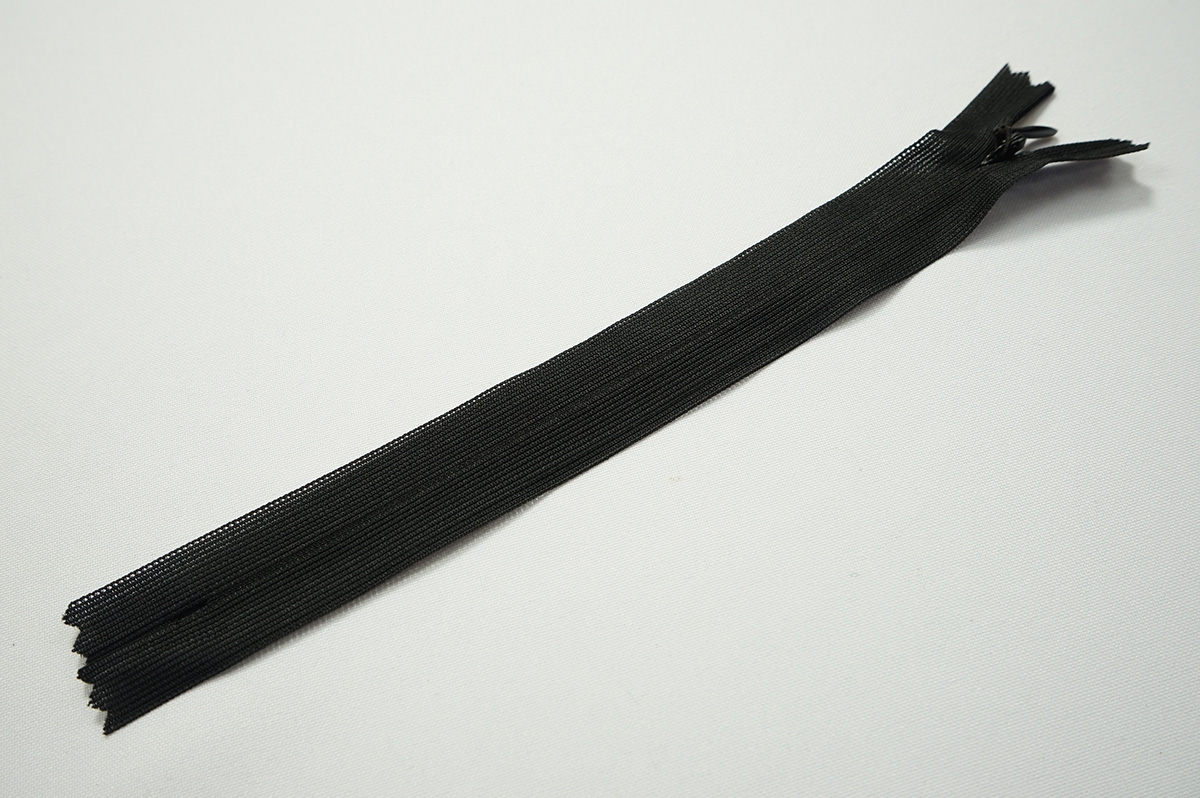 Zamek kryty - czarny, 18 cm