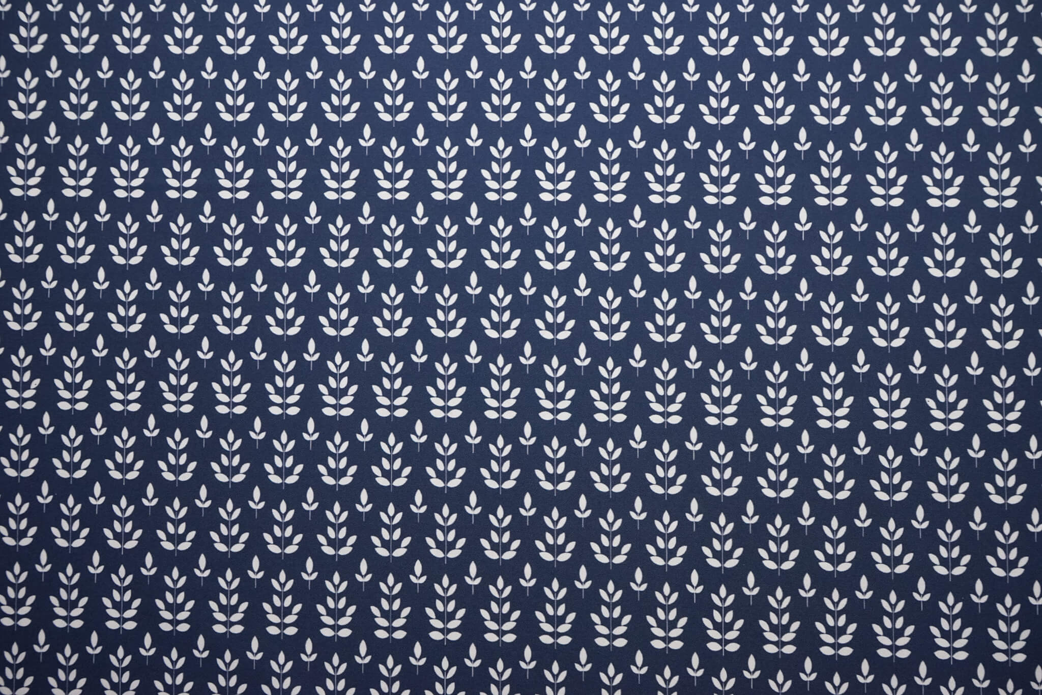 białe gałązki na granatowym tle
